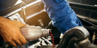 Ce spun mecanicii: cât prelungește schimbul corect de ulei viața cutiei manuale